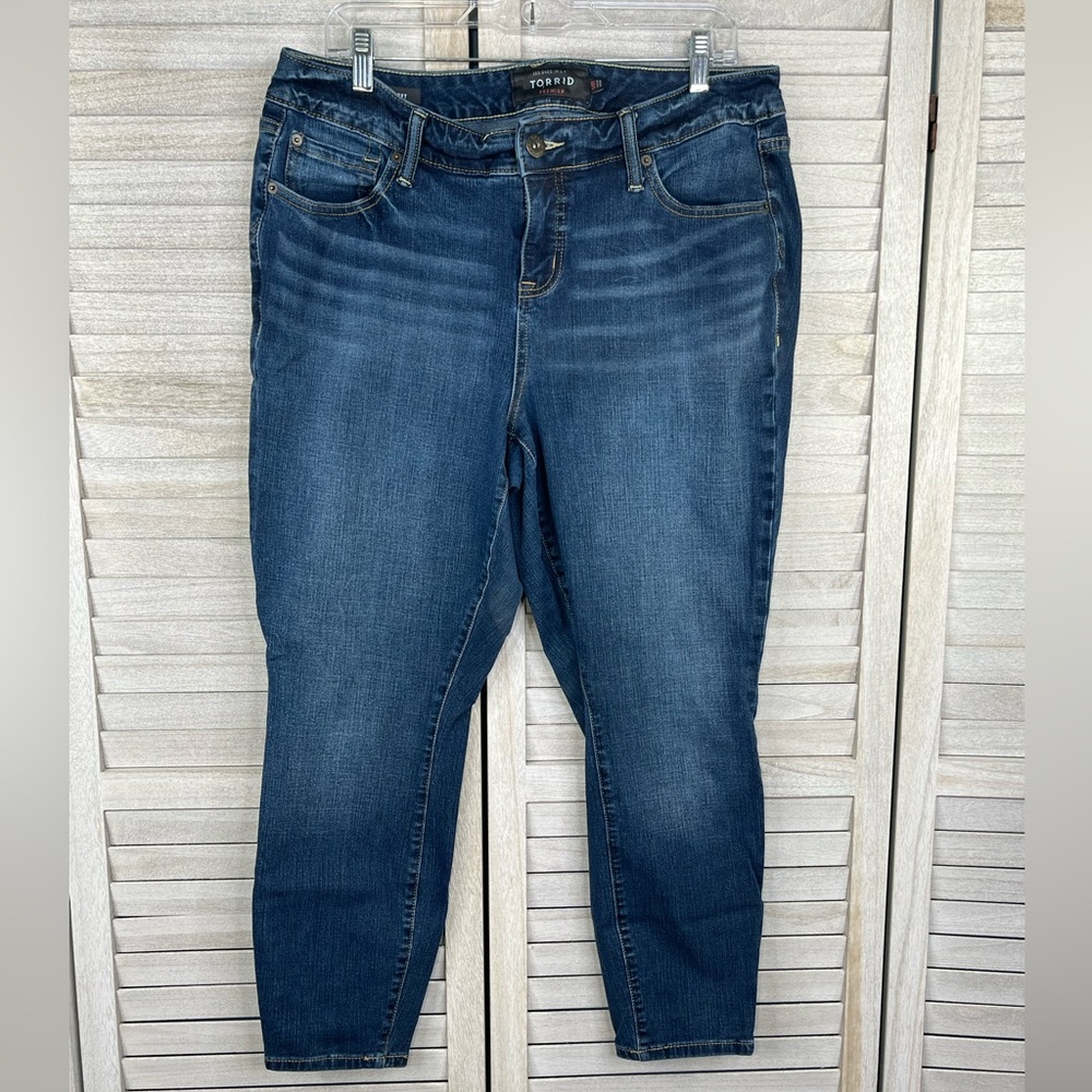 TORRID High Rise Curvy Premium Denim Cropped Stretch Jeans Blue-14R